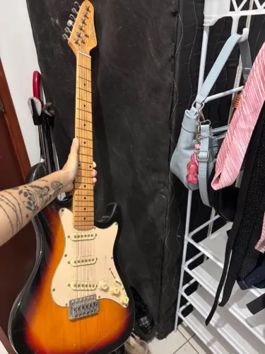 Kit Guitarra Strinberg Stratocaster + Amplificador Mackintec MAXX 15