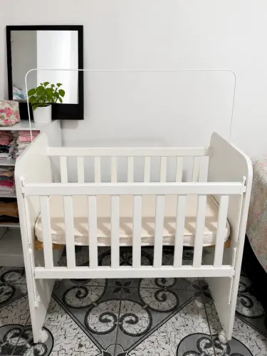 Berço Branco com Colchão + Ninho Redutor Rosa
