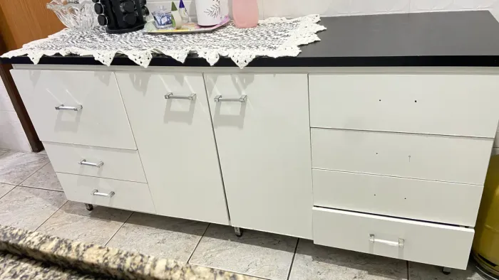 Balcão de Cozinha com Gavetas e Portas - Branco com Tampo Preto