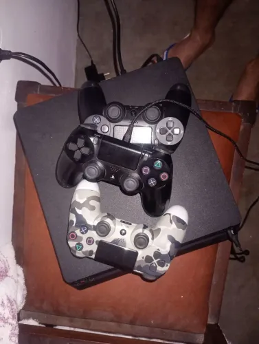 PS4 com 3 controle 2 sendo paralelo e 14 jogos mídia física