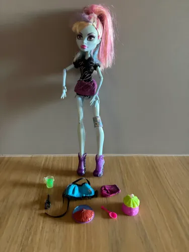 Boneca Monster High Abbey. A perna esquerda está quebrada.