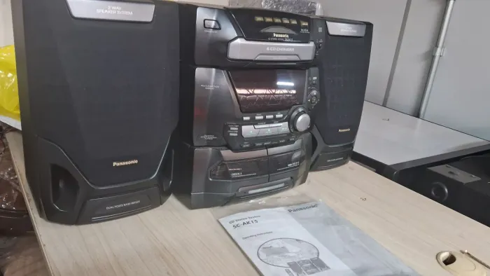system Panasonic SA-AK15 com CD changer para 5 discos e dois alto-falantes de 2 vias