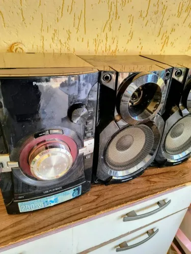 Vendo som PANASONIC 250W pega CD e Pen drive muito bom estado