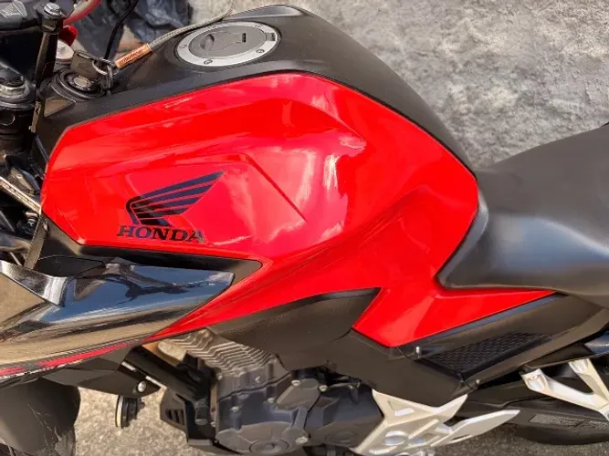 CB 300 Moto de mulher, única dona, sem marca de arranhões , super conservada