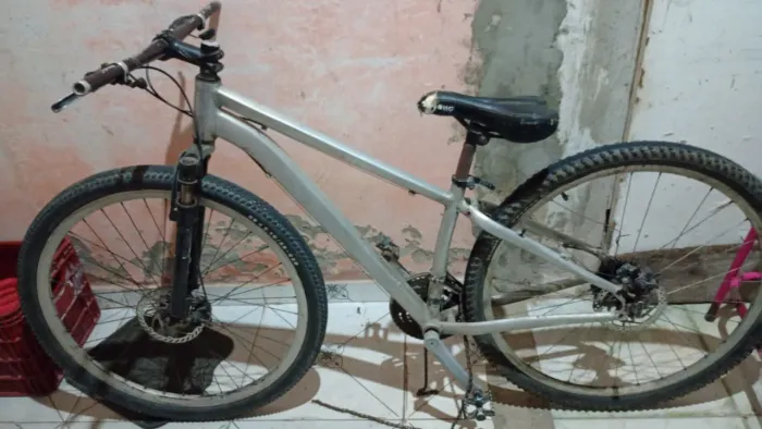 Vendo bicicleta usada, precisa de reparos