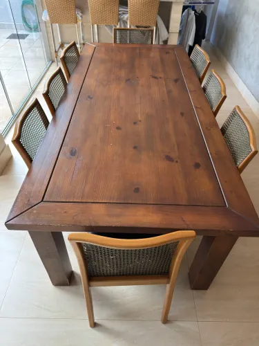 Mesa de 8 lugares com cadeiras