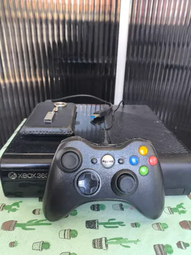 Xbox 360 E - Completo + HD 500GB + 10 Jogos - (DESBLOQUEADO))