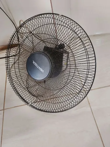 Ventilador alta rotação ótimo estado parede não tem o suporte da parede
