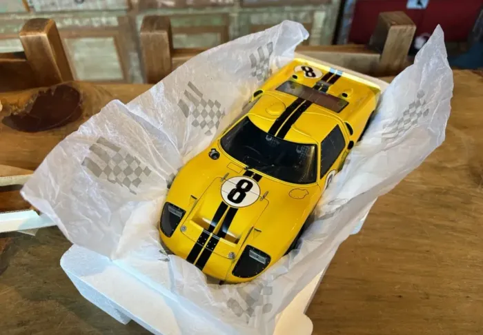 Miniatura 1:18 Ford GT40 exoto modelo campeao #8