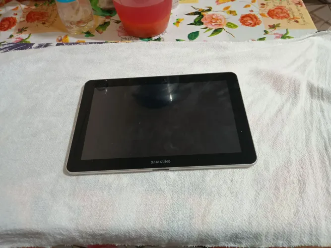 Samsung Galaxy Tab 10.1. Não liga e não carrega. Para retirar peças.