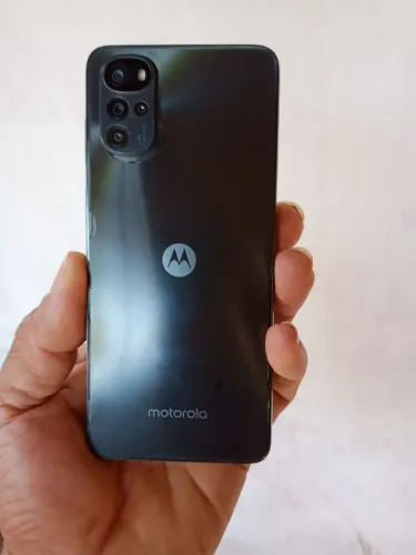 Vendo celular Motorola g 22 observação a tela não está trincada é a película seminovo