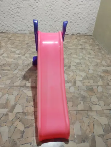Escorrega médio com 3 degraus semi novo.