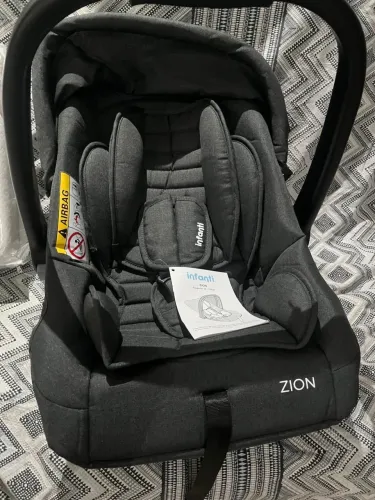 Carrinho de bebê com bebê conforto 