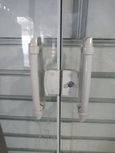 Porta de correr brindes duas folhas com puxado e fechadura sem a chave 