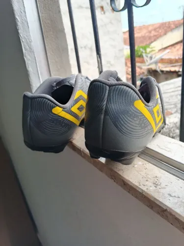 VENDO CHUTEIRA UMBRO
