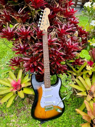 Guitarra Squier Fender Stratocaster Indonésia