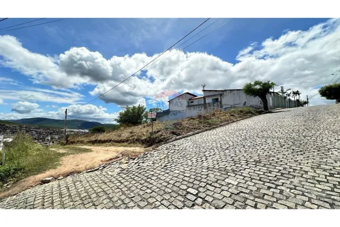 Terreno 933m² em Jequié: Localização Privilegiada!
