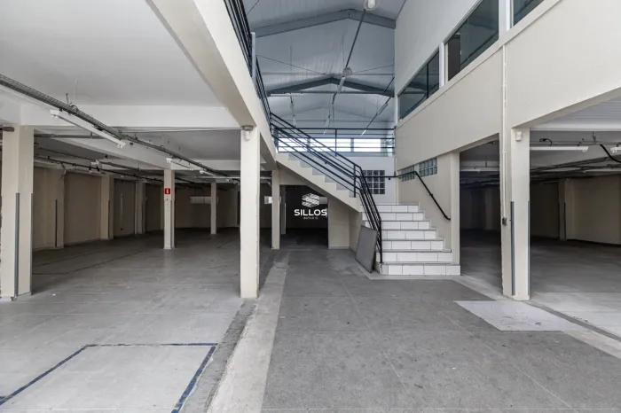 Barracão industrial para locação com 800 m², pátio e acesso para caminhões no Cajuru em Cu