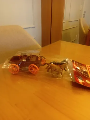 Duas Carroças da Gulliver uma anos 80 outra mais nova. Ambas lacradas
