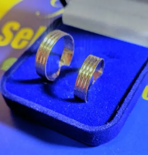Par Alianças Noivado Ouro 18 Kilates Peso 5.20 Gramas 4 mm Detalhes Lisa no Meio