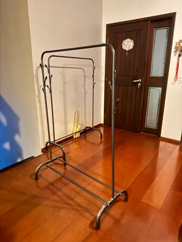 Par de Araras de roupa na cor preta !