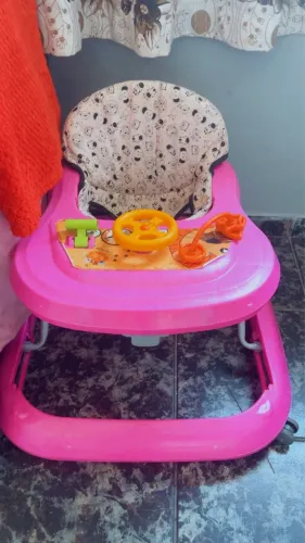 Carrinho de bebê, com travas de segurança e rotação de altura, (ESTADO DE NOVO)