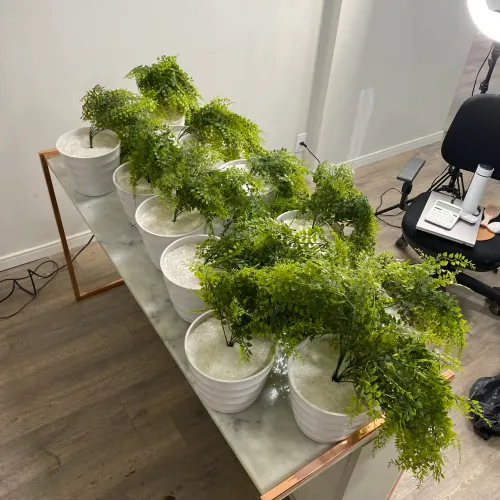 Vasos e plantas artificiais