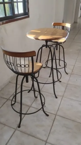 Conjunto de Bistrô e banquetas em madeira e ferro