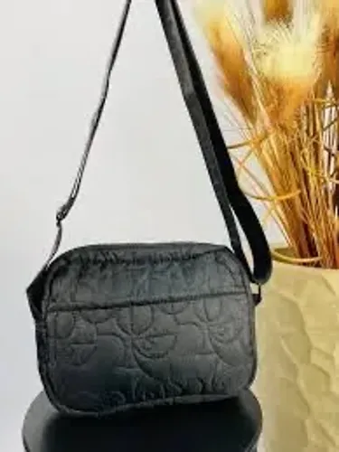 Bolsa Feminina FARM Acolchoada Preta