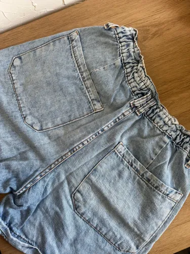 Short jeans renner, acompanha um cinto de palha, tamanho 42