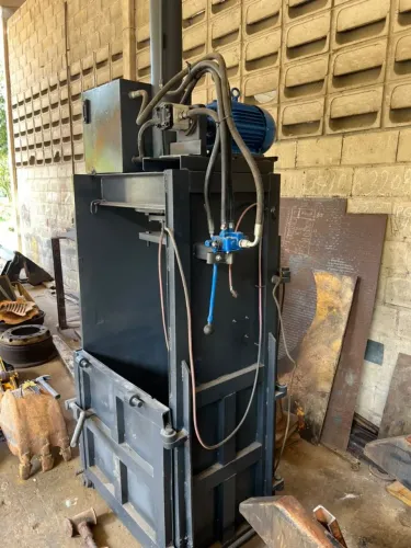 Presa hidráulica para reciclagem