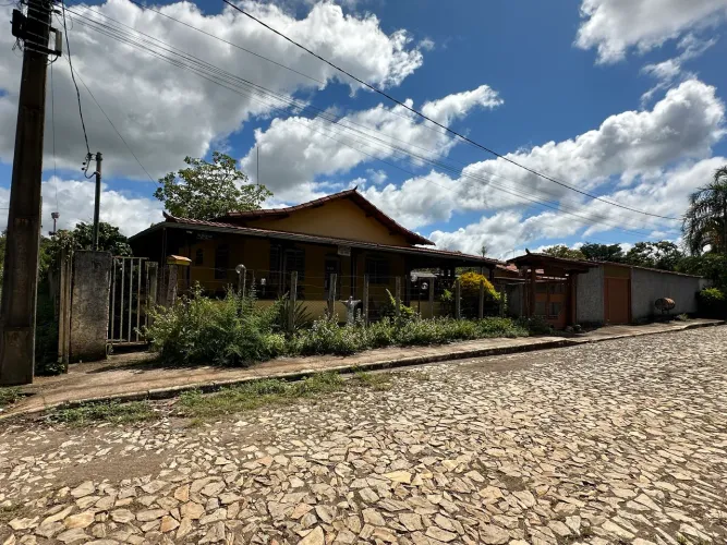 Sítio com área de 3.000m2. Casa sede 02 quartos, lazer completo, pomar formado, 10 vagas.