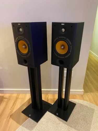 Par de Caixas Bookshelf Bowers & Wilkins B&W DM 601 S3 + pedestais