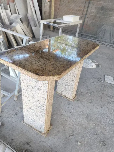 Mesa no granito Amarelo Icaraí, 1.20x0.60 com 2 pés de apoio 