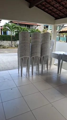 VENDO 10 CONJUNTOS DE MESAS E CADEIRAS DE PLÁSTICO 