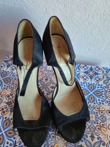 Sandalia em couro YSL