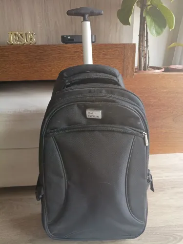 Mala executiva com rodinhas , tanto para viagens quanto para o trabalho, excelente