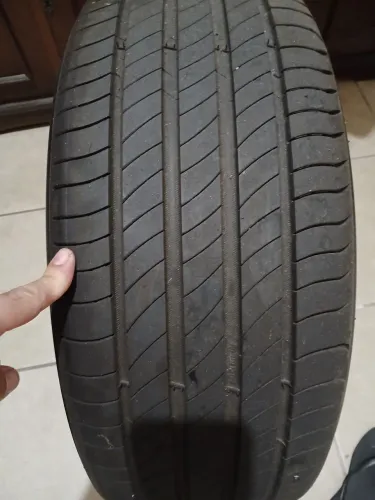 Pneu Michelin 215 55 18