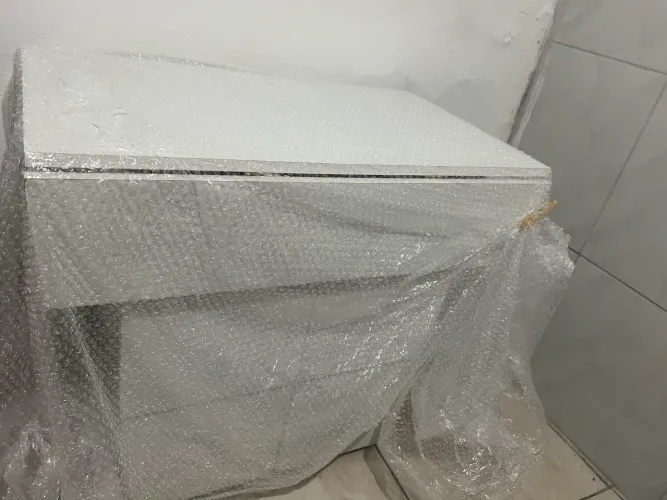 Mesa com 4 bancos