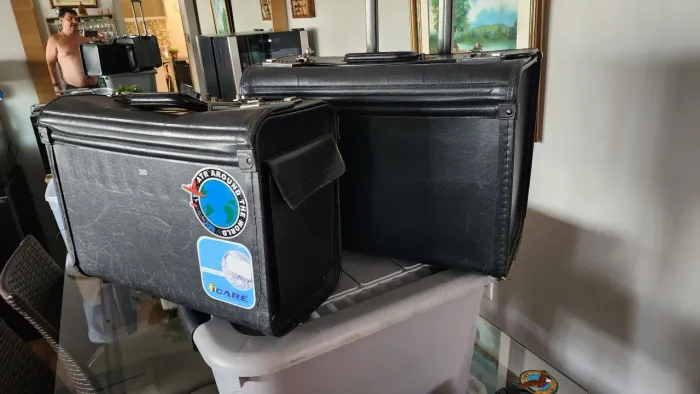 Par maletas de piloto retro.