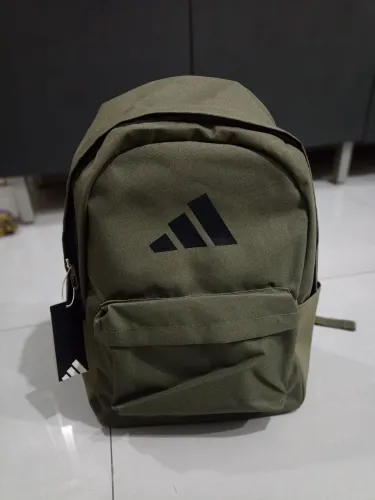 Mochila Adidas original verde militar com etiqueta. 
