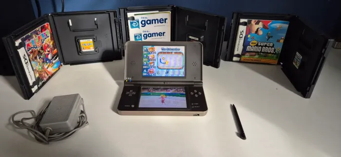 Nintendo DSi XL + 4 jogos + carregador