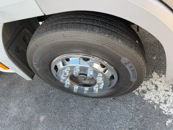 Mb atego 3030 2023 bitruck teto alto automático completo