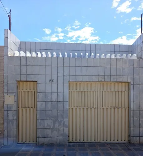 Vende se casa mais bem localizada da região 100 metros da UPA do limeiro medindo 5 por 23