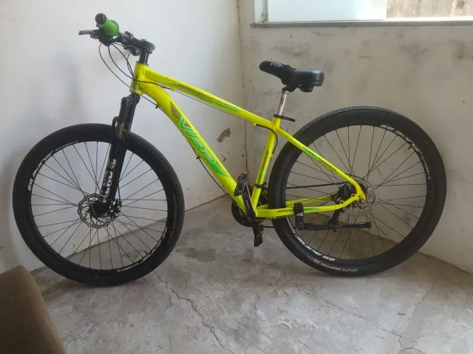 Bike aro 29 quadro de alumínio na cor amarelo néon.