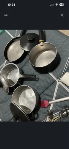 Talheres e panelas e utensílios cozinha