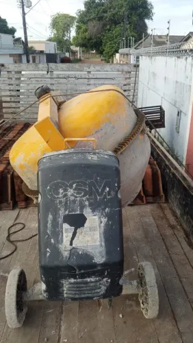 Vendo betoneira de 400L valor 3600 contato *