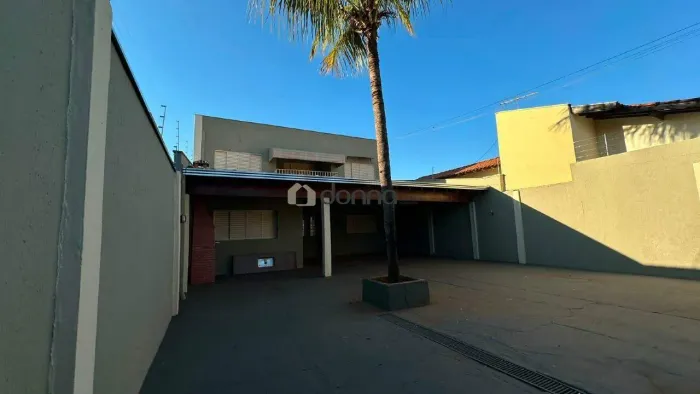 Casa à venda em Uberaba (Vila Alvorada) 3 quartos (1 suíte) 2 andares 5 vagas