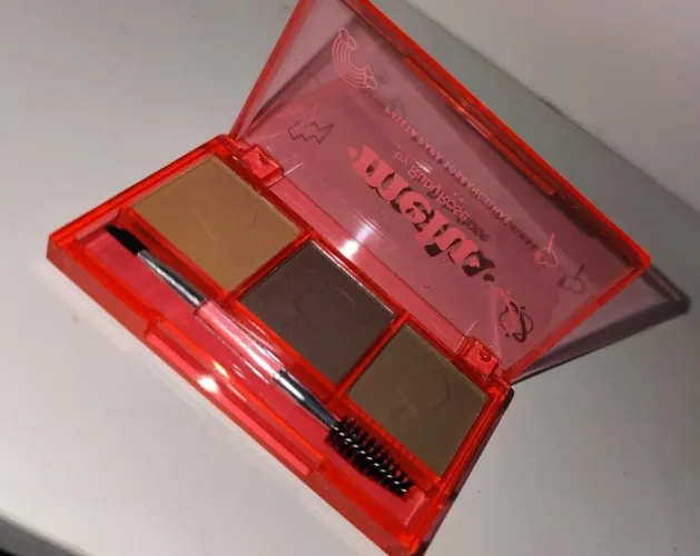 Paleta para sombrancelha com o pincel pequeno.