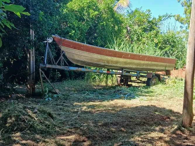 Barco com carreta e motor